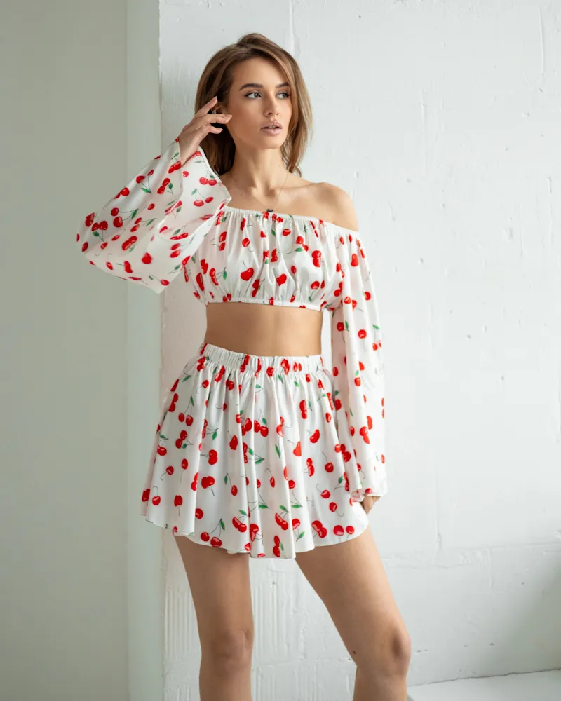 Жіночий костюм "Cherry" (блуза+спідниця-шорти) італійський шовк Вишні на білому