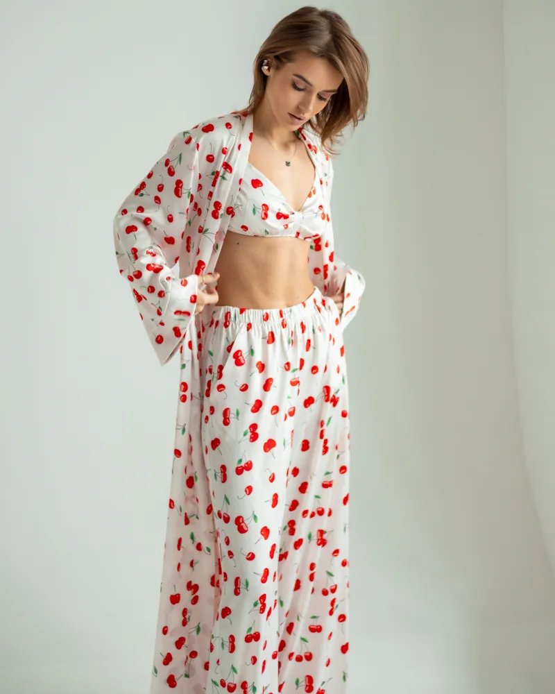 Піжамний костюм-трійка Helen італійський шовк (бра+халат+штани) Вишні на білому